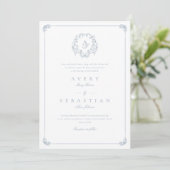 Formele Dusty Blue Crest Monogram Huwelijk Kaart (Staand voorkant)