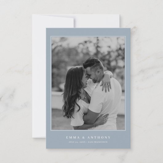 Formele  Dusty Blue Monogram bruiloft Save The Date (Voorkant)