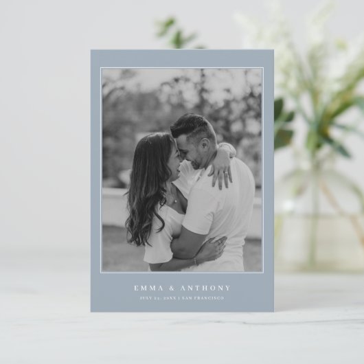 Formele  Dusty Blue Monogram bruiloft Save The Date (Staand voorkant)