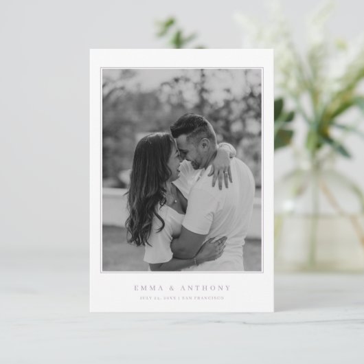 Formele Lavendel Monogram Bruiloft Save The Date (Staand voorkant)