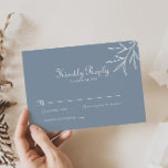 Formele minimale giftblauwe Kaart RSVP<br><div class="desc">Deze formele,  stoffige blauwe trouwkaart is perfect voor een rustige bruiloft. Het ontwerp biedt waterverf wilde kruiden tegen een stoffige blauwe achtergrond.</div>