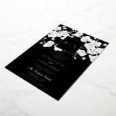 Formele moderne orchidee reuzenmonogram zwart huwe folie uitnodiging (Gedraaid)