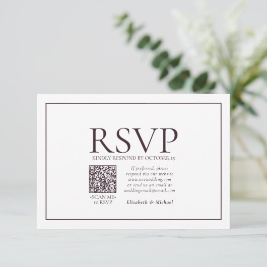 Formele plum Classic QR Code Wedding RSVP Kaartje (Staand voorkant)