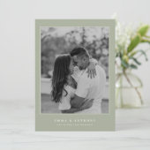 Formele  Sage Groene Monogram Bruiloft Save The Date (Staand voorkant)