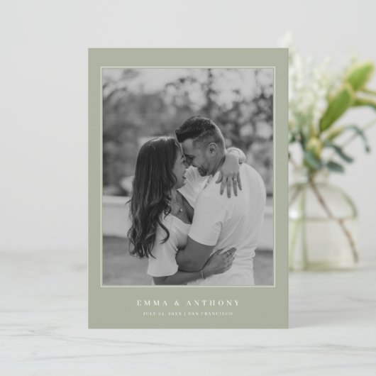 Formele  Sage Groene Monogram Bruiloft Save The Date (Staand voorkant)