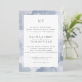 Formele Stoffige Blauwe Waterverf Monogram Bruilof Kaart (Staand voorkant)