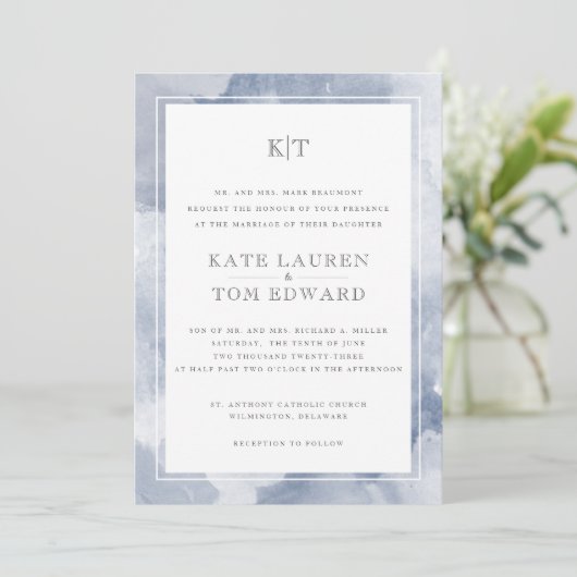 Formele Stoffige Blauwe Waterverf Monogram Bruilof Kaart (Staand voorkant)