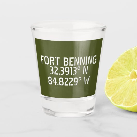 Fort Benning Latitude Lengtegraad Shot Glas (Voorkant)