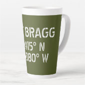 Fort Bragg Latitude Lengtegraad Latte Mok (Rechterhoek)
