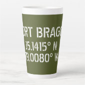 Fort Bragg Latitude Lengtegraad Latte Mok (Voorkant)