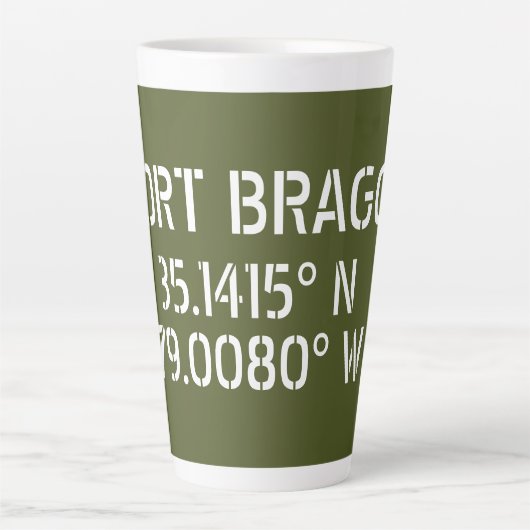 Fort Bragg Latitude Lengtegraad Latte Mok (Voorkant)