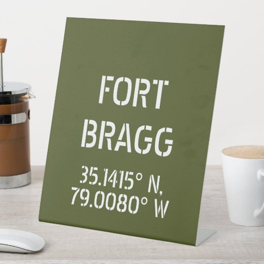 Fort Bragg Latitude Lengtegraad Reclamebord Met Voetstuk (Insitu)