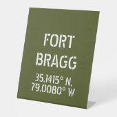Fort Bragg Latitude Lengtegraad Reclamebord Met Voetstuk (Voorkant)