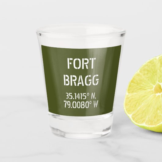 Fort Bragg Latitude Lengtegraad Shot Glas (Voorkant)