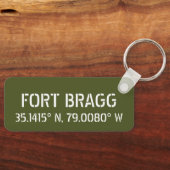 Fort Bragg Latitude Lengtegraad Sleutelhanger (Voorkant)