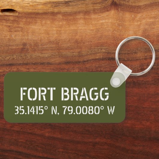 Fort Bragg Latitude Lengtegraad Sleutelhanger (Voorkant)