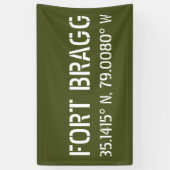 Fort Bragg Latitude Lengtegraad Spandoek (Verticaal)