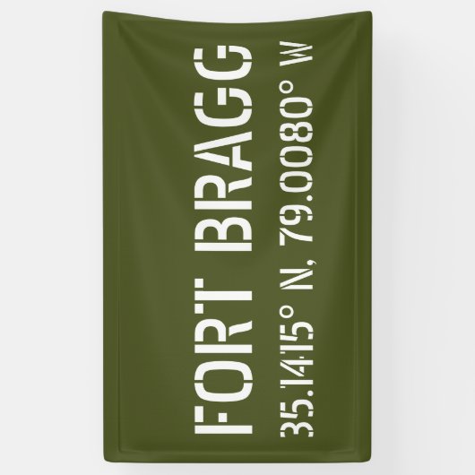 Fort Bragg Latitude Lengtegraad Spandoek (Verticaal)