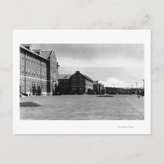 Fort Lewis, WA Uitzicht Barracks en Mt. Rainier Briefkaart (Voorkant)