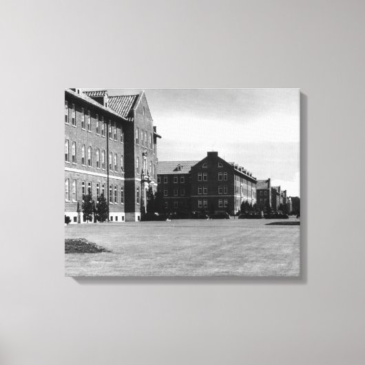 Fort Lewis, WA Uitzicht Barracks en Mt. Rainier Canvas Afdruk (Voorkant)
