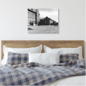 Fort Lewis, WA Uitzicht Barracks en Mt. Rainier Canvas Afdruk (Insitu (Slaapkamer))