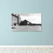 Fort Lewis, WA Uitzicht Barracks en Mt. Rainier Canvas Afdruk (Insitu (Houten vloer))