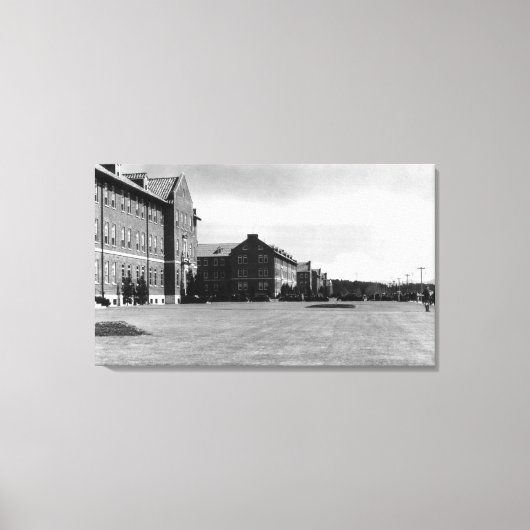 Fort Lewis, WA Uitzicht Barracks en Mt. Rainier Canvas Afdruk (Voorkant)