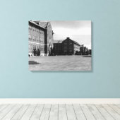 Fort Lewis, WA Uitzicht Barracks en Mt. Rainier Canvas Afdruk (Insitu (Houten vloer))