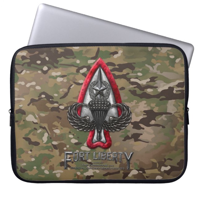 Fort Liberty Camo 15-inch laptophoes Laptop Sleeve (Voorkant)