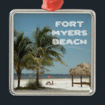 Fort Myers Beach Florida Metalen Ornament<br><div class="desc">Fort Myers Beach,  Florida,  strandfoto met palmbomen en een tiki cabana staat voor deze prachtige tropische stad. De naam "Fort Myers Beach" is opgenomen in een leuk strandlettertype.</div>