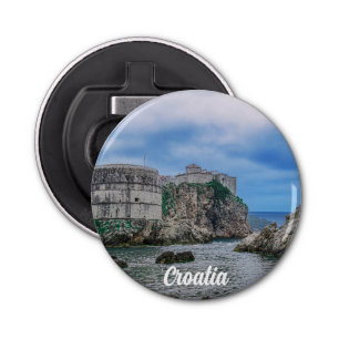 Fortress walls, rocky kust en zee in Kroatië Button Flesopener