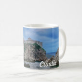 Fortress walls, rocky kust en zee in Kroatië Koffiemok (Voorkant rechts)