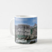 Fortress walls, rocky kust en zee in Kroatië Koffiemok (Voorkant links)