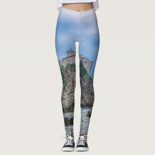 Fortress walls, rocky kust en zee in Kroatië Leggings