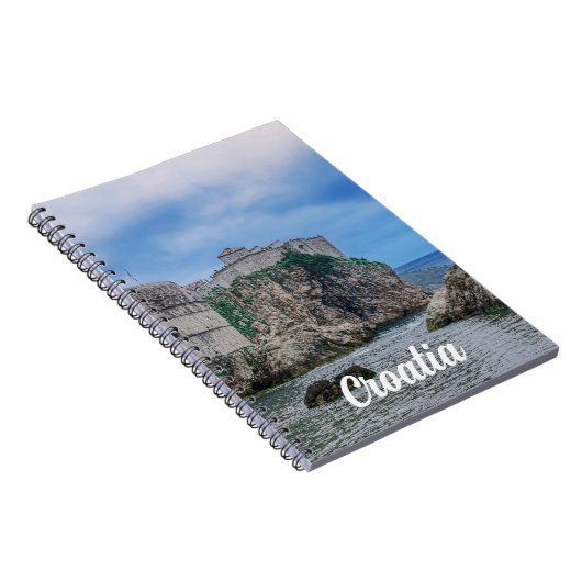 Fortress walls, rocky kust en zee in Kroatië Notitieboek (Rechterzijde)