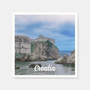 Fortress walls, rocky kust en zee in Kroatië Servet