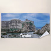 Fortress walls, rocky kust en zee in Kroatië Strandlaken (Voorkant)