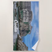 Fortress walls, rocky kust en zee in Kroatië Strandlaken (Voorkant)