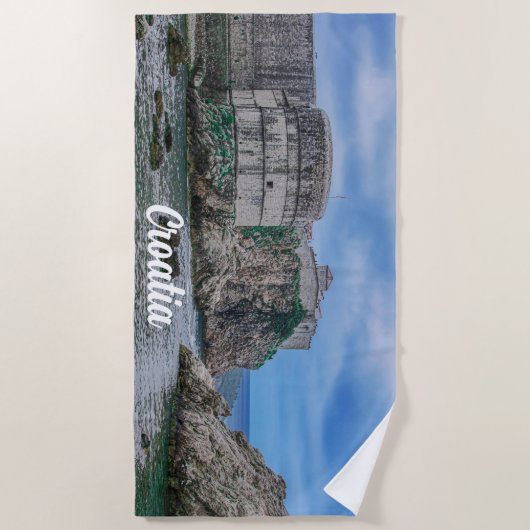 Fortress walls, rocky kust en zee in Kroatië Strandlaken (Voorkant)