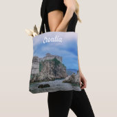 Fortress walls, rocky kust en zee in Kroatië Tote Bag (Dichtbij)