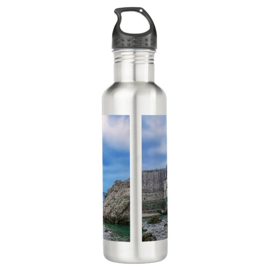 Fortress walls, rocky kust en zee in Kroatië Waterfles (Achterkant)