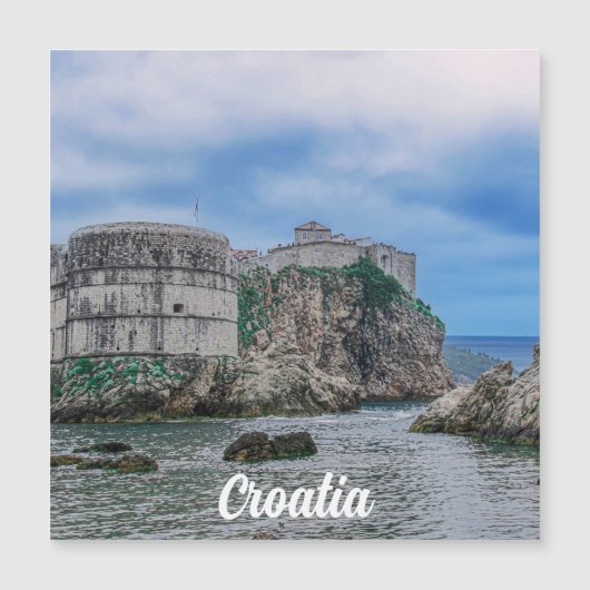 Fortress walls, rotskust en zee in Kroatië Mag (Voorkant)