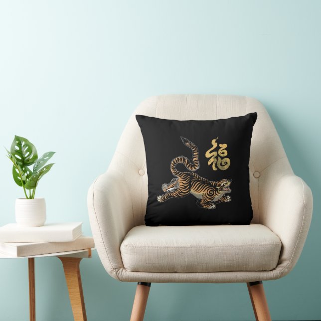 Fortune Tiger: Traditional Scroll Art Inspired  Kussen (Stoel)