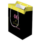 Forty and Loving It 40th Birthday Yellow Black Medium Cadeauzakje (Achterkant Gekanteld)