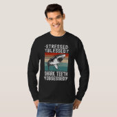 Fossil Hunting Stressed Blessed Shark Teeth Obsess T-shirt (Voorkant volledig)