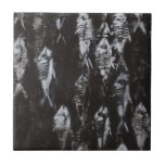 Fossil White Fish op zwarte achtergrond Tegeltje<br><div class="desc">Dit op fossiele brandstoffen geïnspireerde afbeelding is perfect voor je collectie. Dit afbeelding is eenvoudig omdat het slechts twee kleuren bevat:zwart en wit. Kies deze illustratie vandaag op uw product.</div>