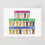 Foster Daughter Happy Birthday Briefkaart<br><div class="desc">Katten die cartoon maken met lange gekleurde spandoeken die zeggen: "Happy Birthday tot een zeer speciale pleegdochter".</div>