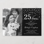 Foto 25th Wedding Jubileum - Silver Black Kaart<br><div class="desc">25th Wedding Jubileum Invitation with Photo. Elegant ontwerp in zilver en zwart met scriptlettertype en ruitvormig confetti. Kan elk jaar van het huwelijk aan show worden aangepast. Cheers tot 25 jaar!</div>