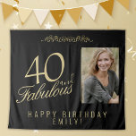 Foto 40 en Fabulous 40th Birthday Backdrop Wandkleed<br><div class="desc">Elegant Black en Golden 40 en Fabulous 40th Birthday Photo Backdrop Tapestry. 40 en geweldige tekst in trendy golden script op zwarte achtergrond. Pas het aan met je foto,  jouw naam en leeftijd,  en maak je eigen elegante verjaardagsfeestje voor het verjaardagsfeest van de vrouw.</div>