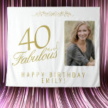 Foto 40 en Fabulous 40th Birthday Backdrop Wandkleed<br><div class="desc">Elegant 40 en Fabulous Elegant 40th Birthday Photo Backdrop Tapestry. 40 en geweldige tekst in trendy golden script met foto en naam. Pas het aan met je foto,  jouw naam en leeftijd,  en maak je eigen elegante verjaardagsfeestje voor het verjaardagsfeest van de vrouw.</div>